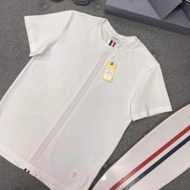[THOM BROWNE-톰브라운]네임택 센터백 스트라이프 반팔